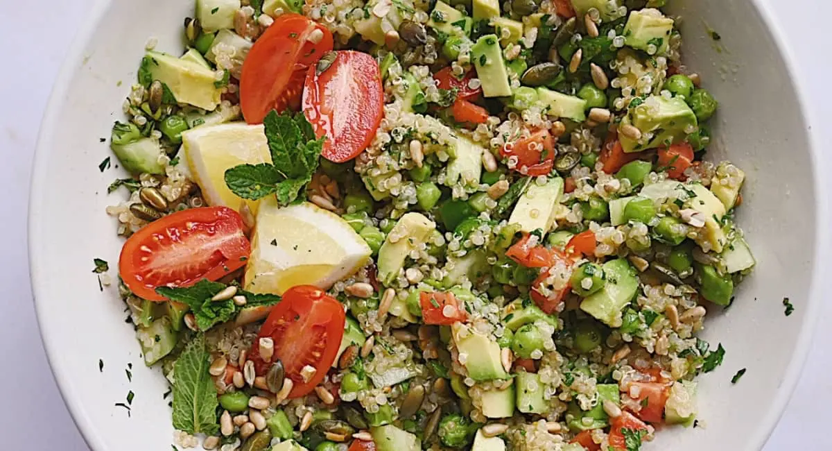 Ensalada de quinoa con menta y verduras frescas Ensalada de quinoa con menta y verduras frescas