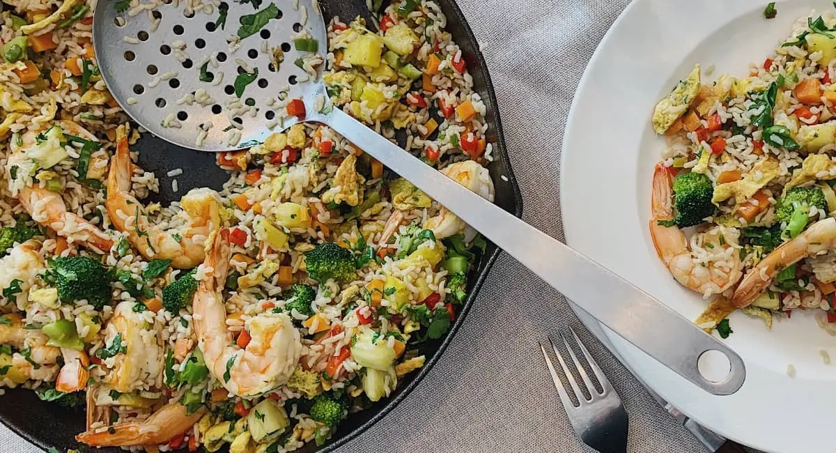 Arroz tres delicias casero con piña y langostinos