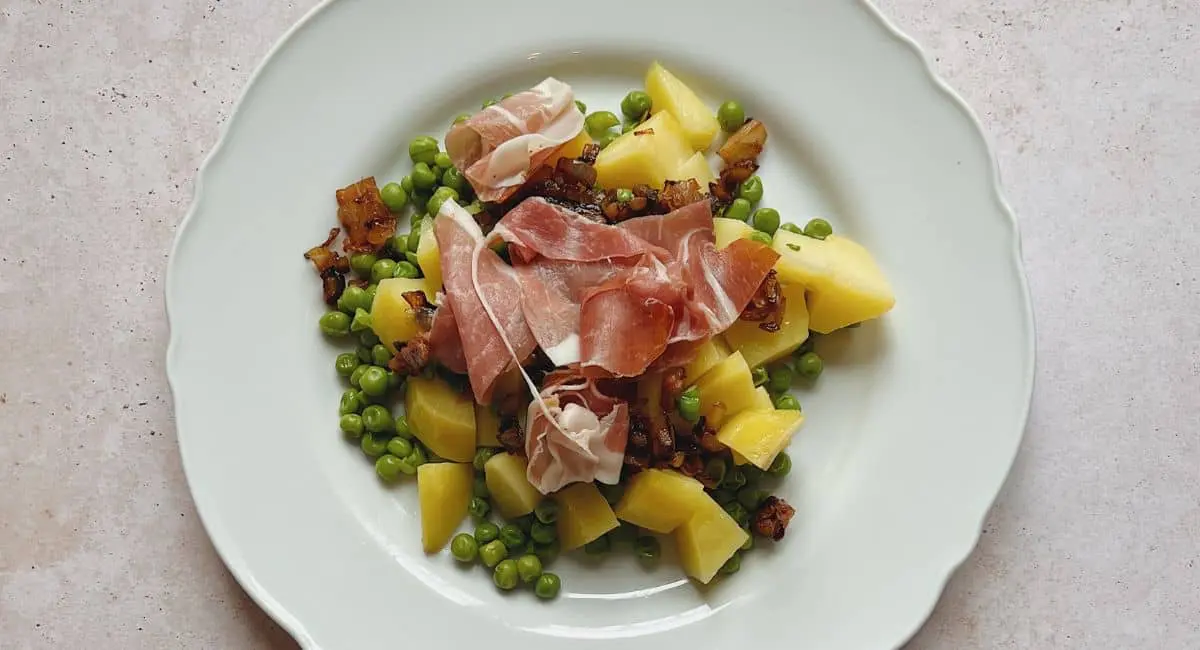Guisantes con jamón y patatas