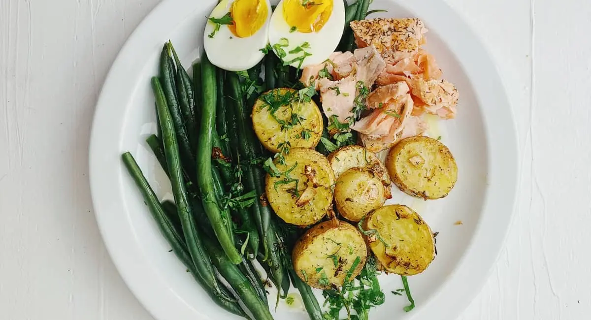 Judías verdes con patata, salmón y huevo